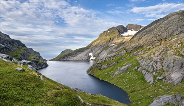 Mountain landscape with lake Fjerddalsvatnet, Moskenesoya, Lofoten, Nordland, Norway, Europe