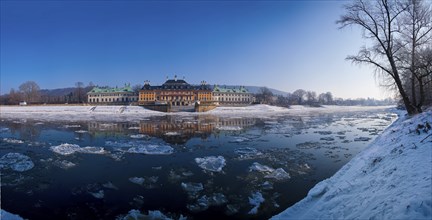 Ice drift on the Elbe in Dresden Pillnitz