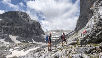 Two hikers on a hiking trail to the Hochkönig, Salzburger Land, Austria, Europe