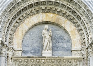 Madonna and Child, sculptor Giovanni Pisano, 1295, main portal lunette, Baptistery, Battistero di