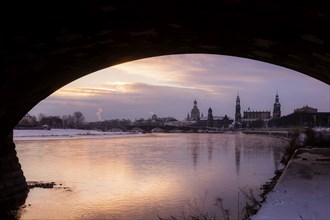 Sunrise on the banks of the Elbe in Dresden