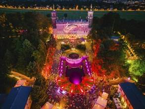 Around the three illuminated Elbe castles in Dresden, more than 6000 visitors celebrated a balmy