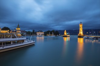 Lindau harbour to the Blue Stundnsee, New Lindau Lighthouse, Lion's Pier, Mangtower, clouds, ship,