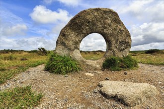 Mên-an-Tol, Men an Tol, view through perforated stone in a field, Bronze Age megalith, Penzance,