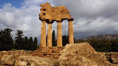 Columns, chapter, entablature, corner of a temple, post-thunderstorm atmosphere, temple of