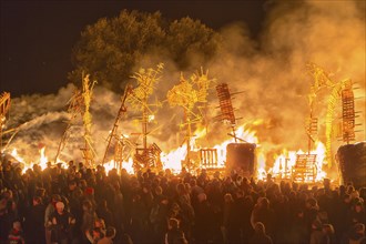 Grand finale of the travelling theatre festival on the Elbe meadows