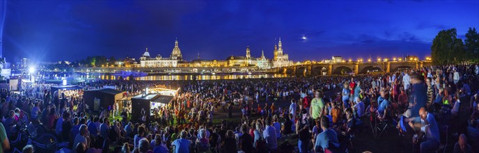 Elbe meadows for the Roland Kaiser concert in Dresden