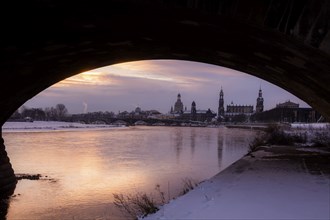 Sunrise on the banks of the Elbe in Dresden