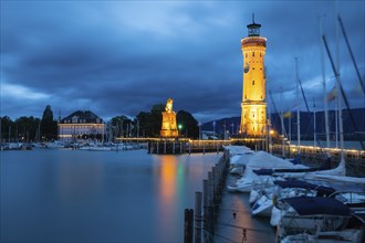 Lindau harbour to the Blue Stundnsee, New Lindau Lighthouse, Lion's Pier, clouds, boats, water,