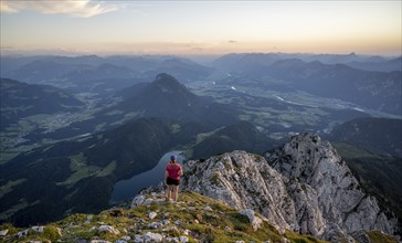 Evening atmosphere, mountaineer at the summit of the Scheffauer, view of Hintersteiner See and