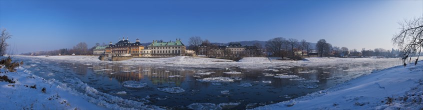 Ice drift on the Elbe in Dresden Pillnitz