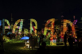 Grand finale of the travelling theatre festival on the Elbe meadows