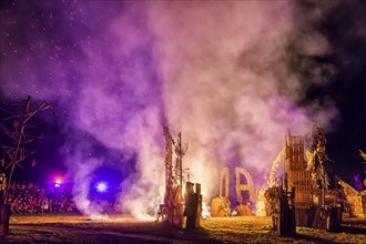 Grand finale of the travelling theatre festival on the Elbe meadows