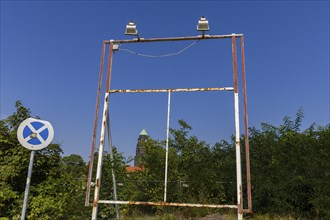 A blank building board bears witness to a cancelled project, symbolic image of a building board,