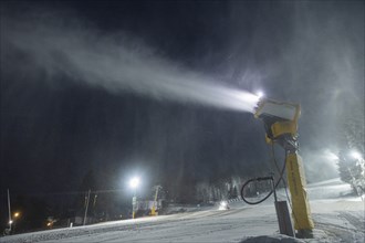 In anticipation of easing of the corona-induced logdown, the ski slope in Altenberg in Saxony's Ore