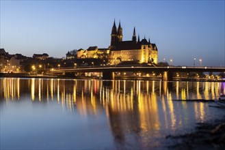 The Elbe in Meissen is slightly high water after the snow has melted, the Burgberg is reflected in