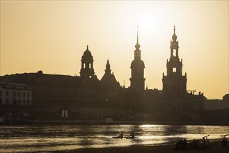 The spring-like temperatures attract many people to the open air, the Elbe meadows and the Elbe