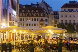 Outdoor gastronomy on Dresden's Neumarkt at the Church of Our Lady, thanks to the current Corona