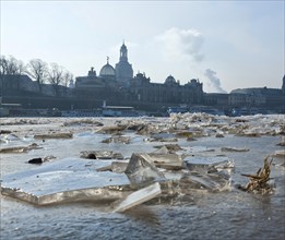 Ice drift on the Elbe in Dresden