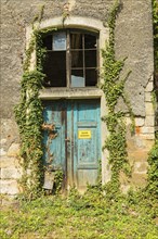 The Koenneritz barn, built in 1853, in ruinous condition after a fire in 2000. The former LPG