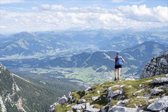 Mountaineer on a ridge path, traversing the Hackenköpfe, behind summit, Scheffauer, rocky mountains