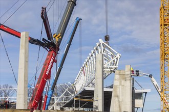 Assembly of the 105-metre-long light ring girder above the north stand of the Heinz Steyer Stadium