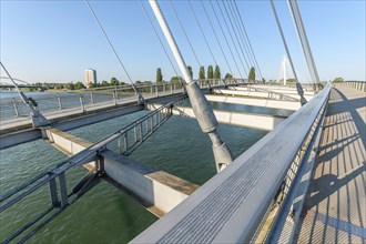 Die Deux-Rives-Fussgängerbrücke zwischen Deutschland und Frankreich in Kehl und Strassburg, ein