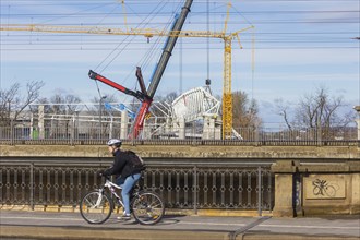 Assembly of the 105-metre-long light ring girder above the north stand of the Heinz Steyer Stadium