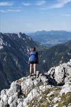 Mountaineer on a ridge path, traversing the Hackenköpfe, behind summit, Scheffauer, rocky mountains