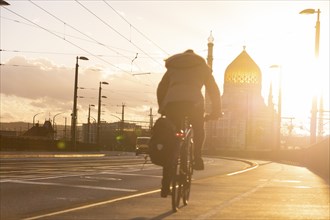 Cyclists on the Marienbrücke in the evening light