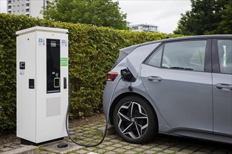 Charging station for electric vehicles on the grounds of the Transparent Factory, charging an ID.3