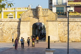 Puerta de Mar walled gateway into historic old town, Campeche city, Campeche State, Mexico, Central