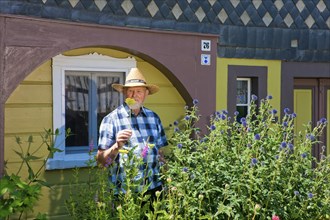 Obercunnersdorf in Upper Lusatia, gardener in the home garden