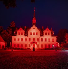 Many buildings were lit up red again on Tuesday evening (22.6.) - called for by the nationwide