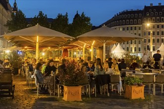 Outdoor gastronomy on Dresden's Neumarkt at the Church of Our Lady, thanks to the current Corona