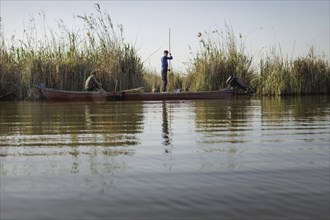 Boot mit zwei jungen Maennern im Weltkulturerbe Marschland, in Basra, 10.03.2023