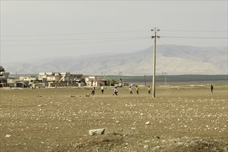 Kinder spielen Fussball, aufgenommen auf dem Weg nach Zakho, 08.03.2023