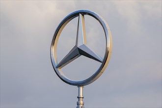 Merdedes star, Daimler, Mercedes-Benz branch, evening atmosphere, Stuttgart-Untertürkheim,