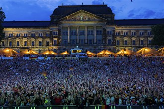 DEU Sachsen Dresden Public Viewing in Dresden Public Viewing on the banks of the Elbe in Dresden on