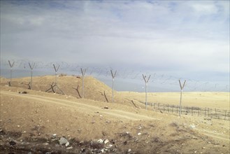 Der Grenzzaun zu Syrien aufgenommen auf dem Weg nach Sinjar, 09.03.2023