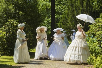 Picnic in white in the castle park of the baroque castle of Rammenau. On the idyllic meadow