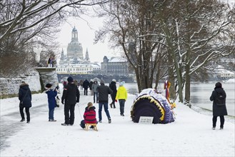 The art object Erwin 21 attracts many walkers along the banks of the Elbe