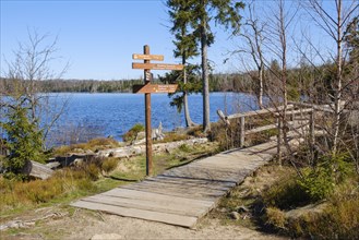 Signpost on the circular trail around the Oderteich, dam, Harz National Park, Lower Saxony,