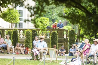 Elbhangfest 2022, violinist Florian Mayer plays in front of the Camellia House