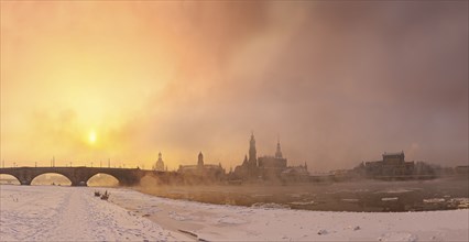 Dresden, morning fog over the Elbe. With temperatures as low as 20 degrees below zero, the Elbe