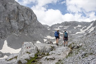 Two hikers on a hiking trail to the Hochkönig, Salzburger Land, Austria, Europe