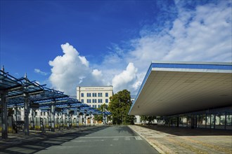 The bus station was built as an experimental building by the Deutsche Bauakademie. The bus station