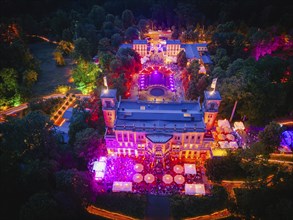 Around the three illuminated Elbe castles in Dresden, more than 6000 visitors celebrated a balmy