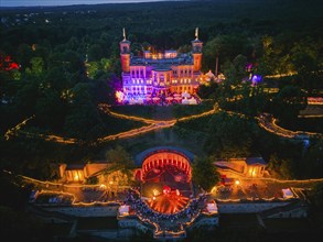 Around the three illuminated Elbe castles in Dresden, more than 6000 visitors celebrated a balmy