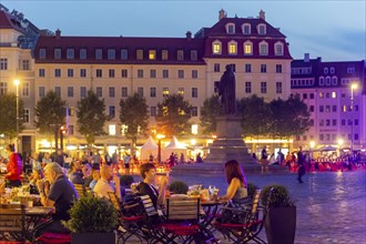 Outdoor gastronomy on Dresden's Neumarkt at the Church of Our Lady, thanks to the current Corona